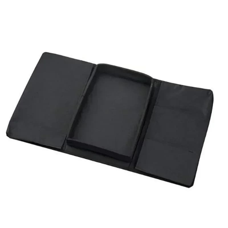 Organizador de sofá preto aberto mostrando compartimentos para guardar objetos variados