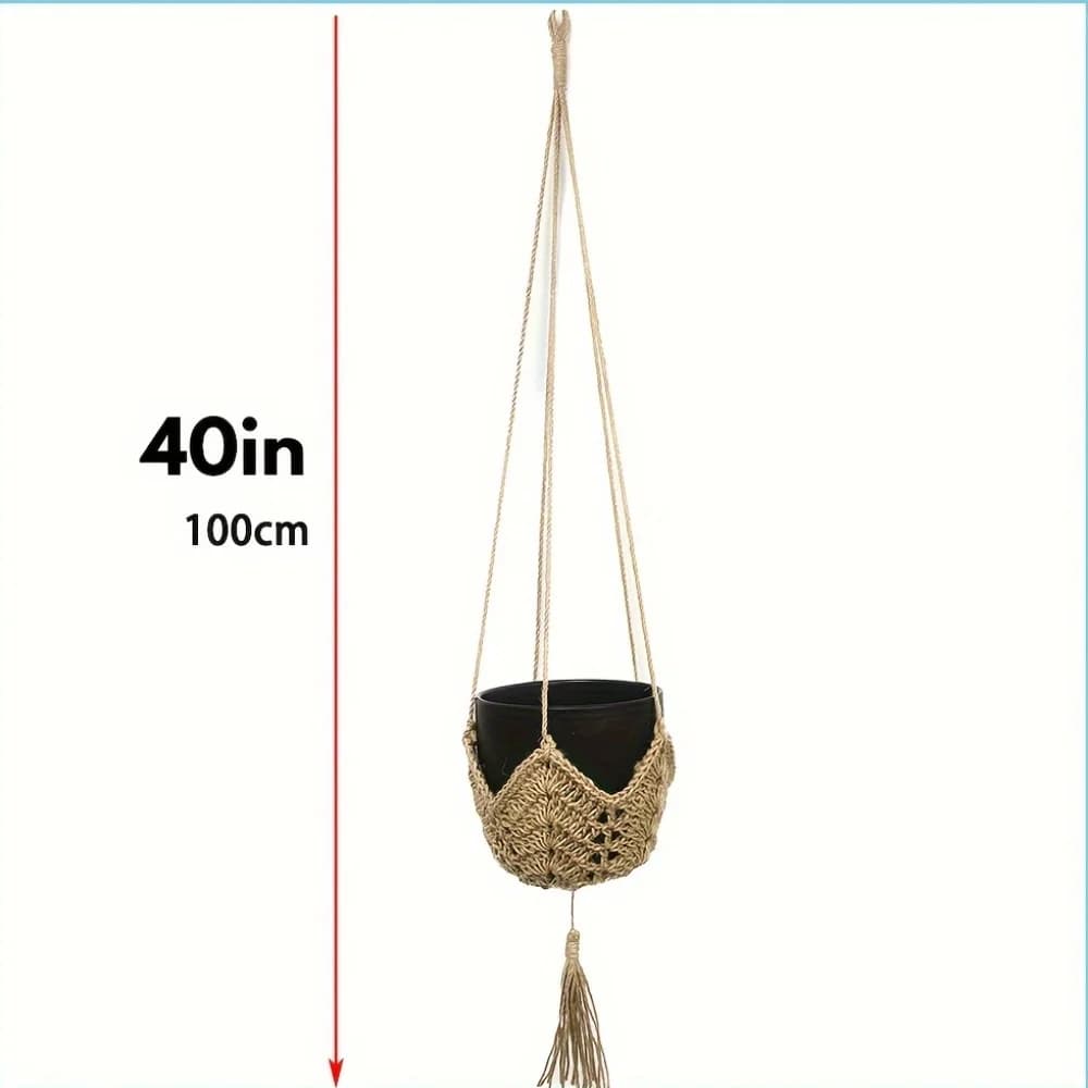 Suporte de plantas suspenso boho macramê de juta marrom com vaso preto e medida de 100 cm mostrado