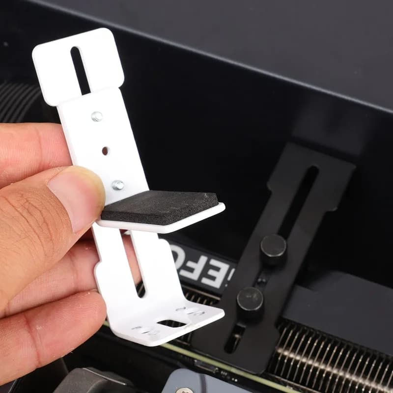 Mão segurando suporte branco para placa de vídeo gamer com base acolchoada para gabinete