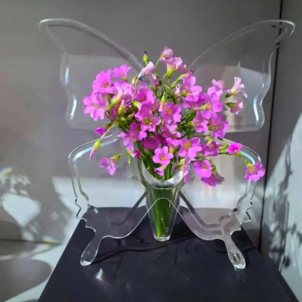 Vaso decorativo acrílico transparente em formato de borboleta com flores rosas minimalista