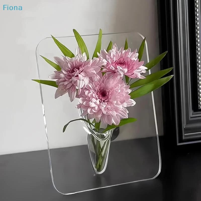 Vaso acrílico transparente com design moderno exibindo flores rosas e folhas verdes