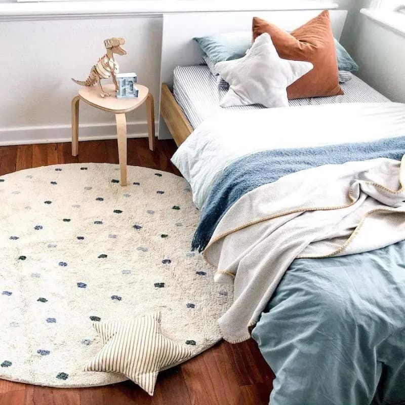 Tapete fofo redondo para crianças com padrão de pontos coloridos, ideal para quarto de bebê.
