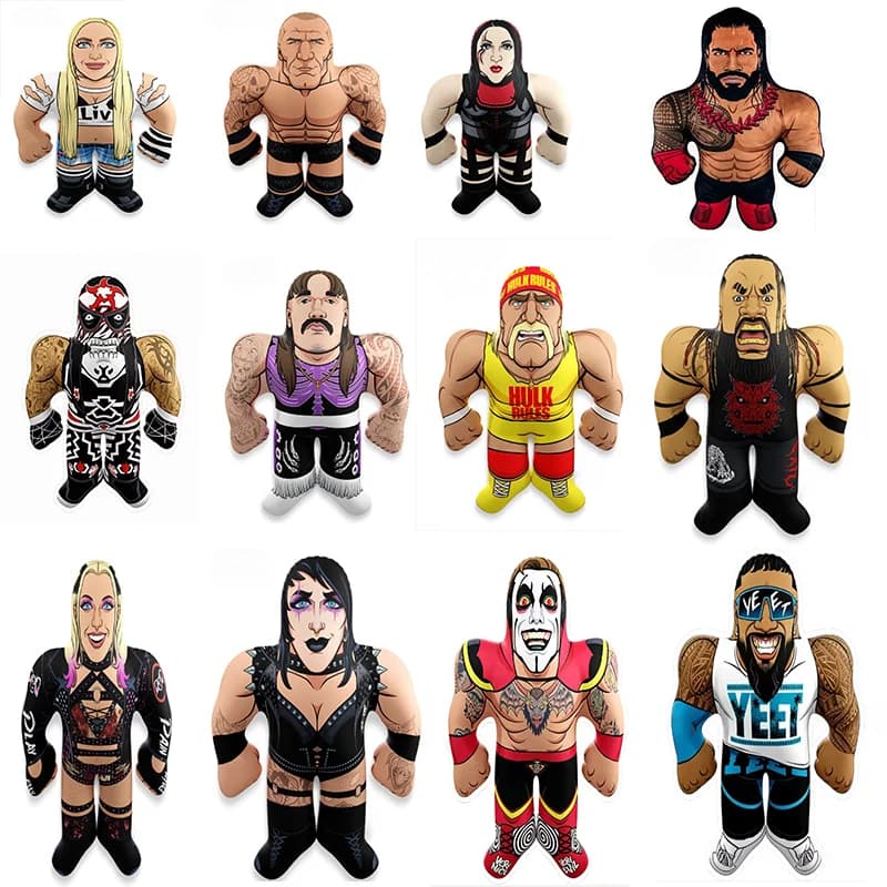 Bonecos de pelúcia de lutadores de wrestling em poses variadas, com roupas e acessórios distintos