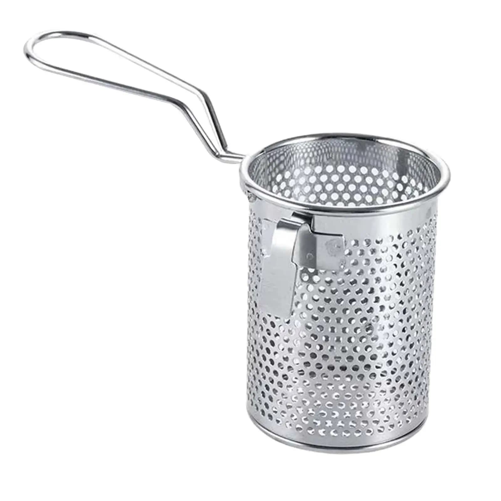 Coador de metal prata com alça longa, design perfurado para drenagem eficiente