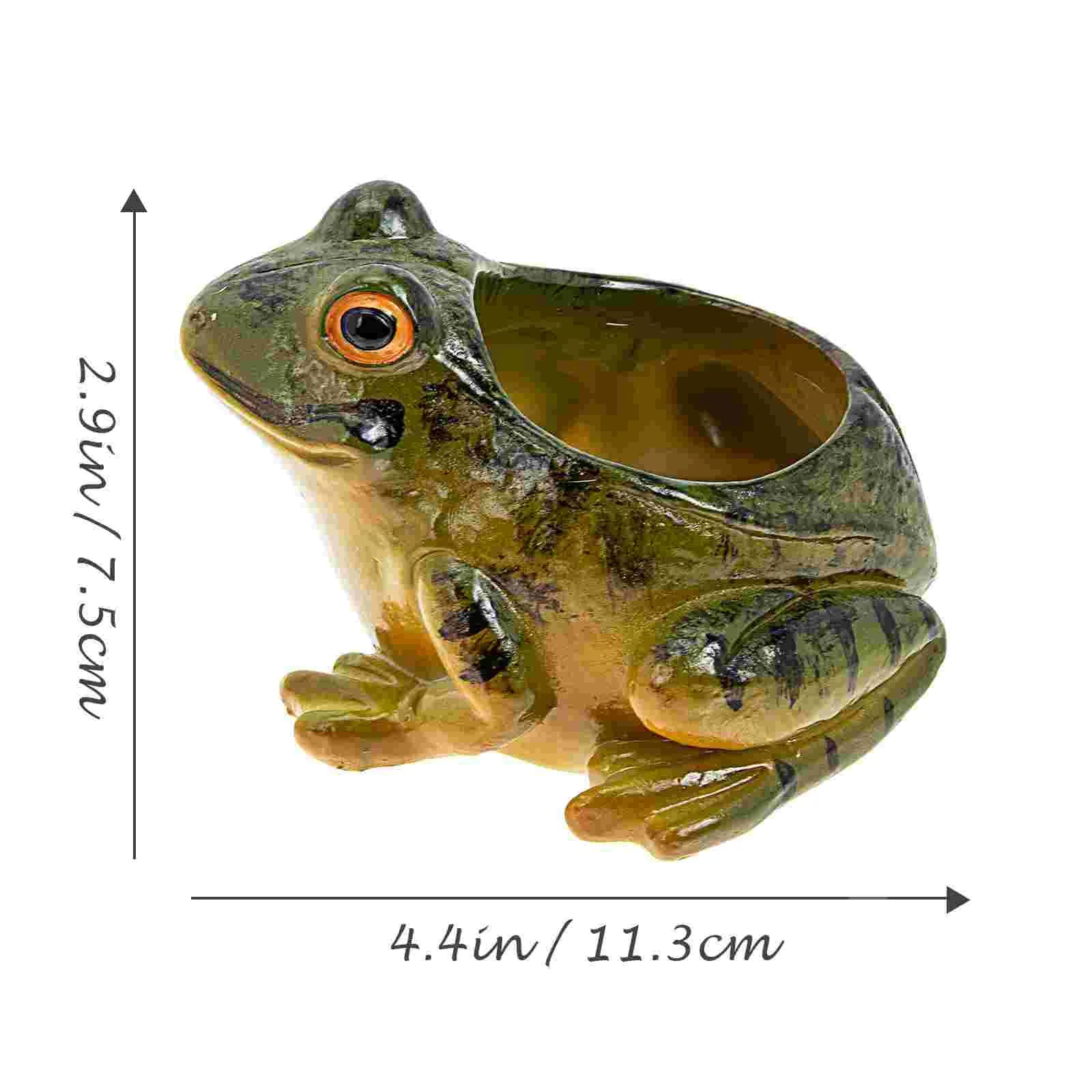Vaso sapo em cerâmica verde medindo 11,3 cm de comprimento por 7,5 cm de altura para suculentas