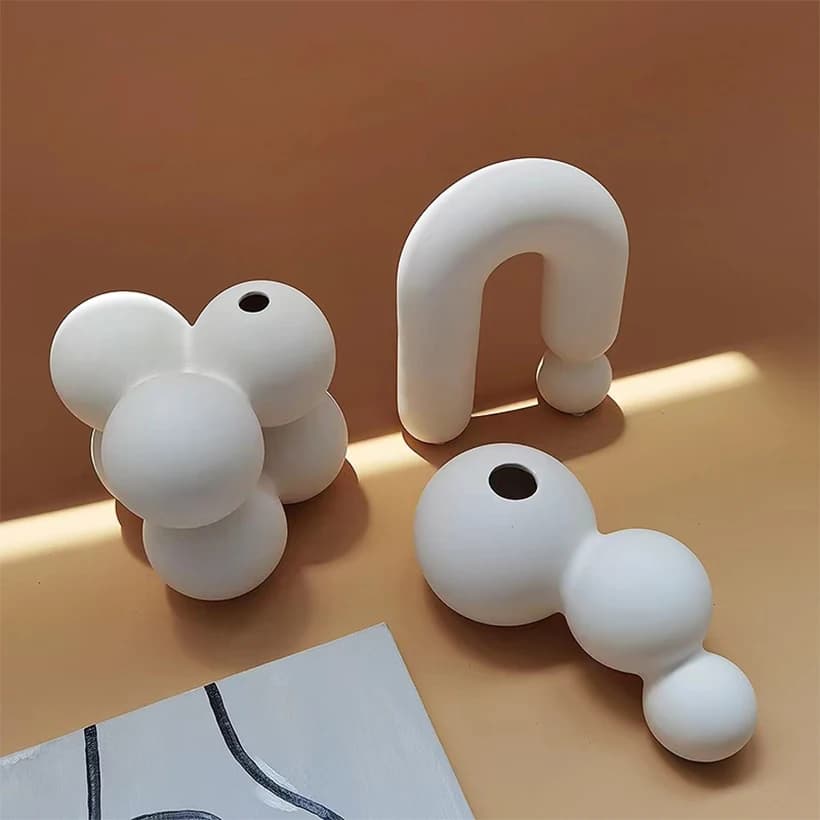 Vasos decorativos Jácotei em porcelana branca com formatos geométricos e estilo nórdico minimalista
