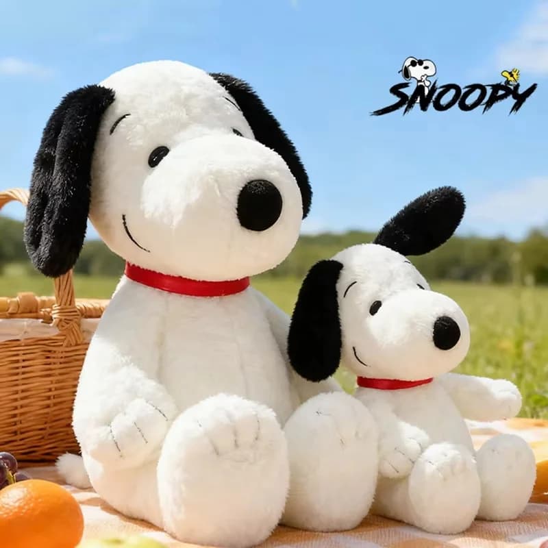 Bonecos de pelúcia do Snoopy em um piquenique com gramado e céu ao fundo.