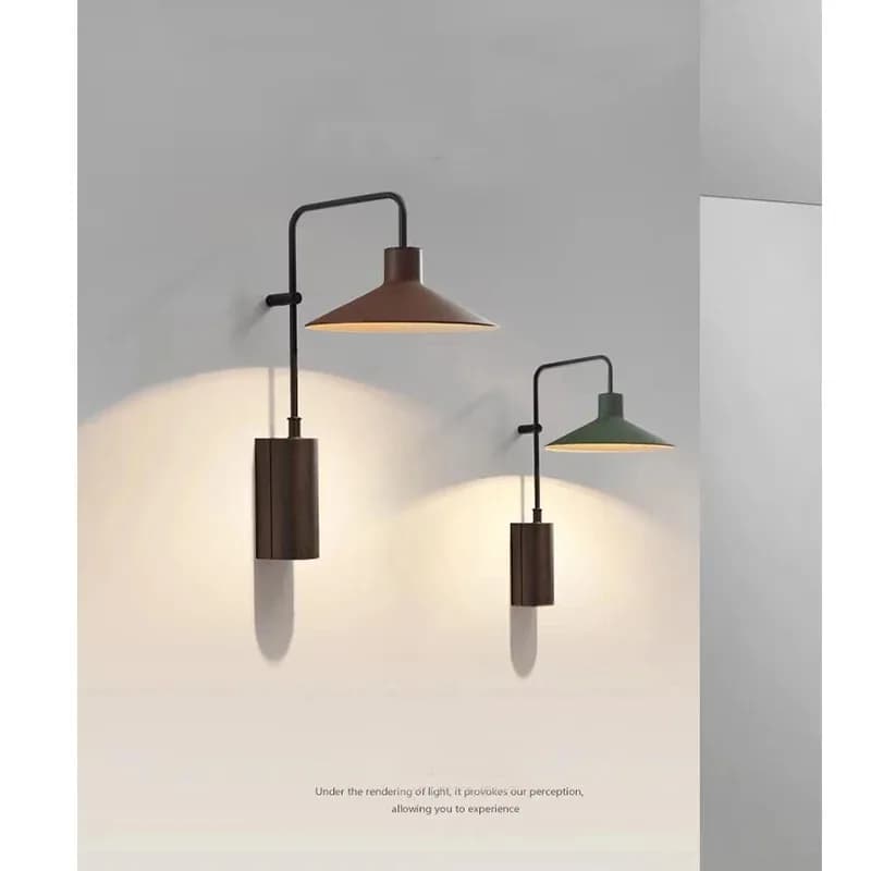 Lâmpadas de parede LED estilo nórdico, uma marrom e outra verde, iluminando a parede abaixo.