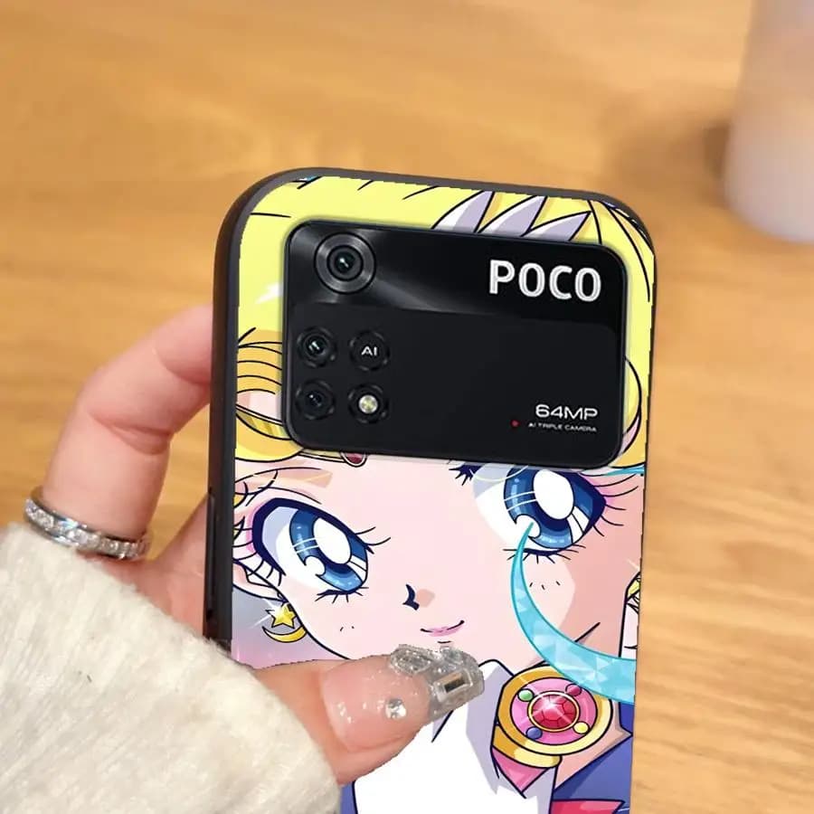 Capa para Xiaomi Poco com ilustração Sailor Moon em amarelo, acabamento fosco e bordas pretas