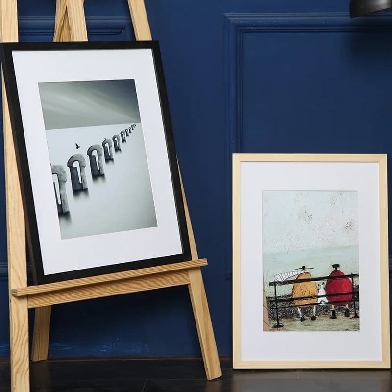 Quadro moderno de madeira com pintura em preto e branco de mulher com vestido branco