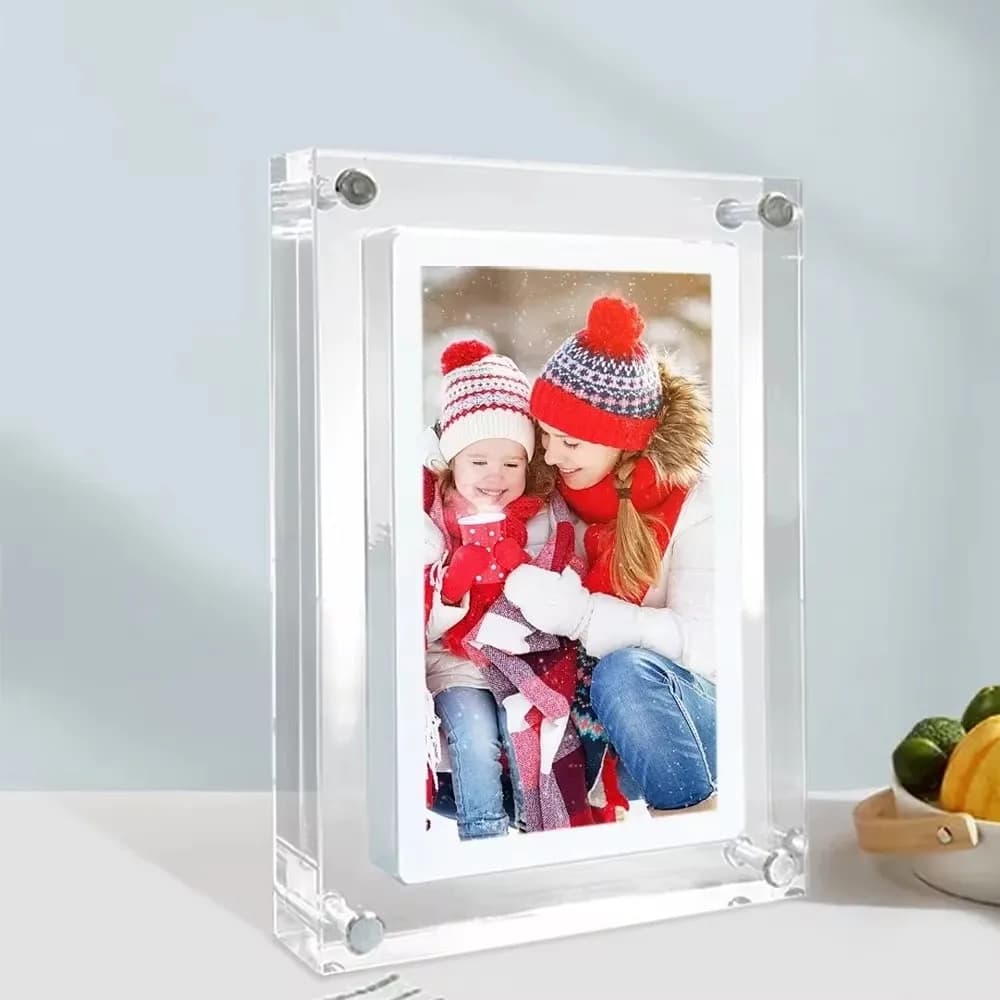Porta-retratos digital acrílico com foto de mãe e filha em chapéus vermelhos