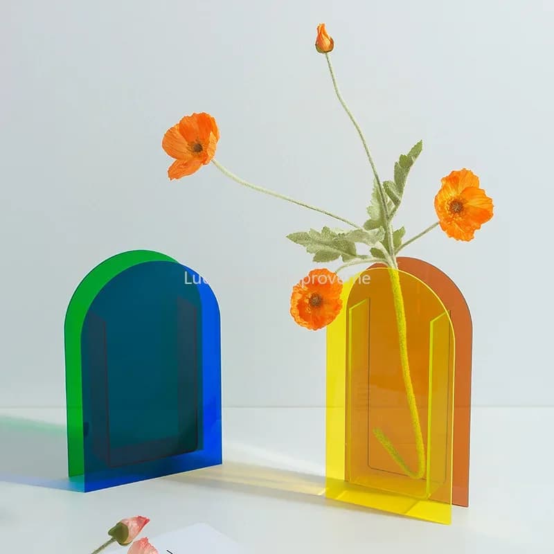 Conjunto de vasos decorativos acrílicos arco-íris azul e amarelo com flores laranjas para decoração