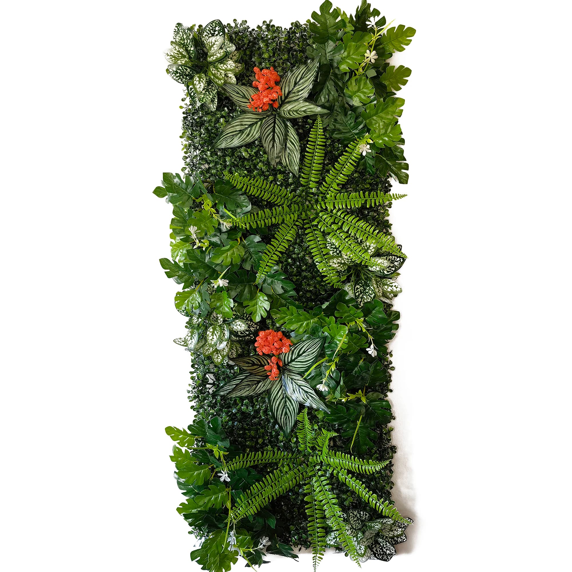 Painel decorativo de grama falsa verde com flores vermelhas, ideal para decoração de casamentos e jardins.