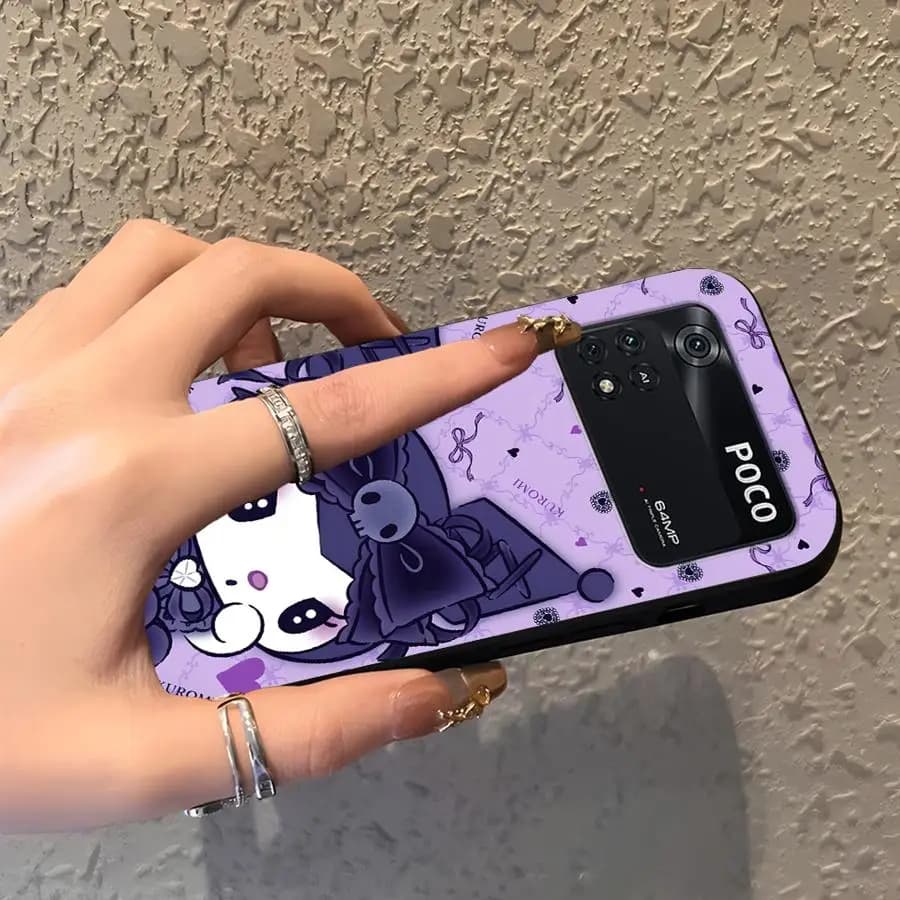 Capa roxa para Xiaomi Poco com personagem Kuromi da Sanrio, estilo kawaii e proteção para celular