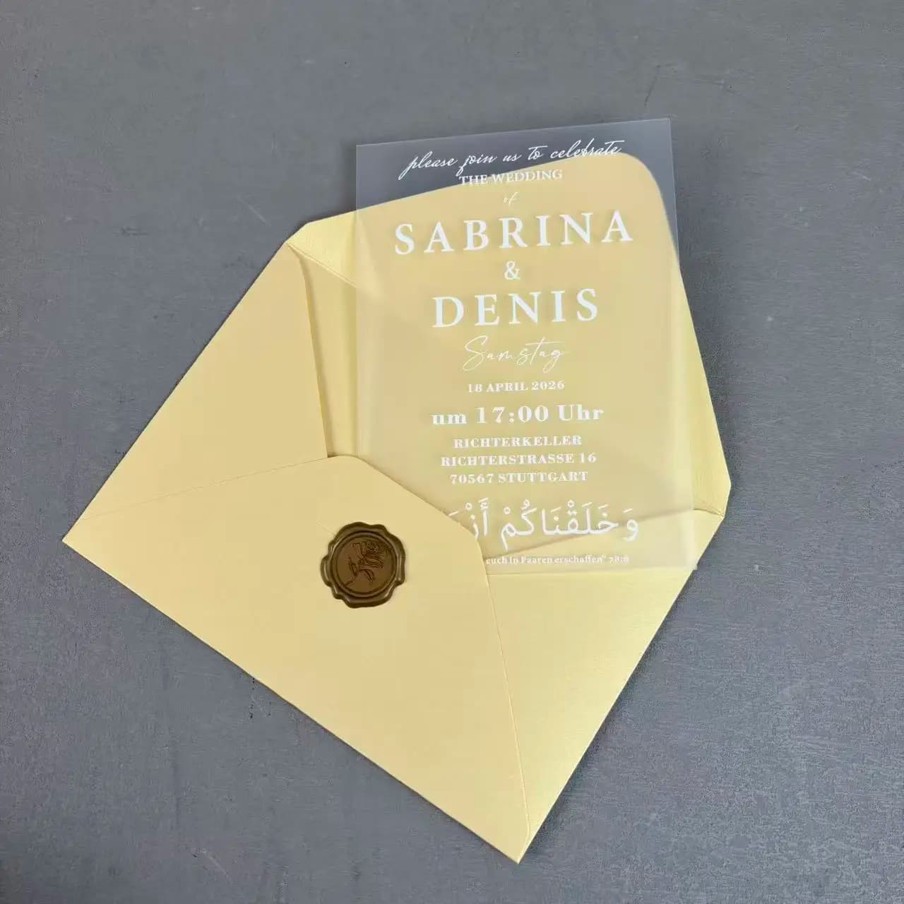 Convite de casamento acrílico fosco com envelope creme e selo de cera marrom