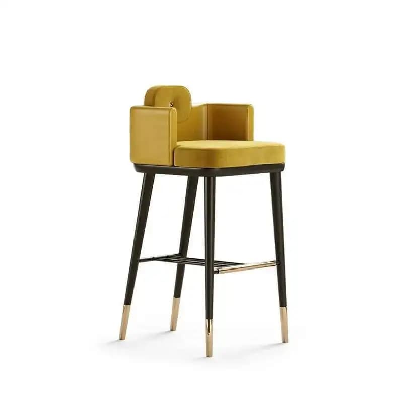 Cadeira de bar TLDM Furniture FG16 estilo retrô amarela com assento estofado e pés metálicos pretos com dourado