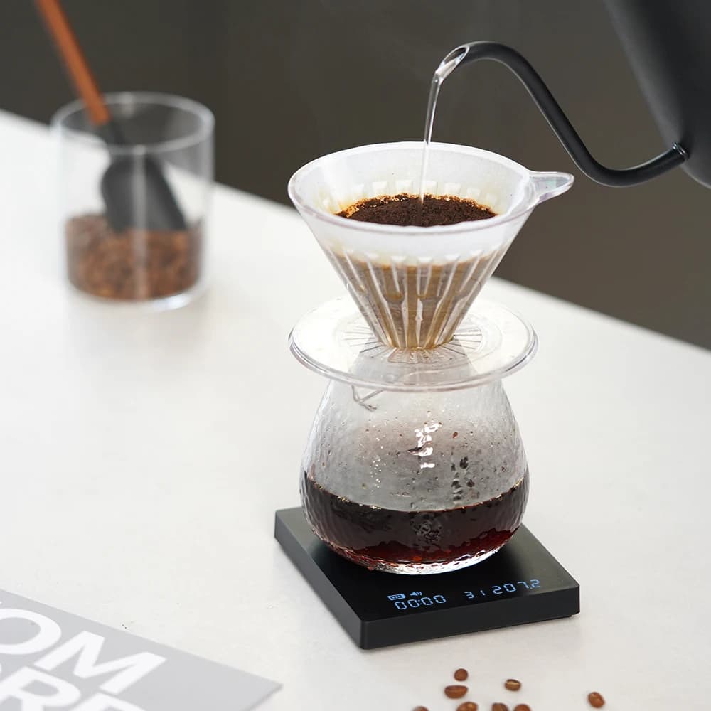 Balança Timemore Espelho Mini preta com display LCD pesando café para preparo de café coado