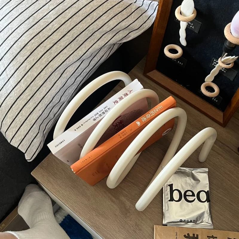 Estante organizadora branca minimalista para livros, design moderno em arcos para uso em mesa ou prateleira