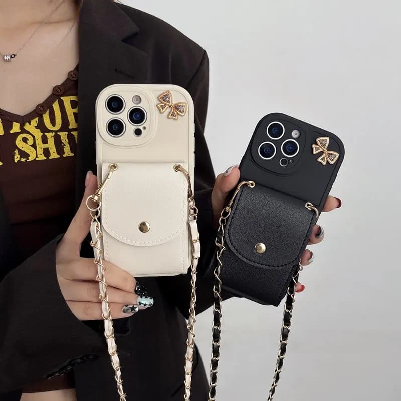 Capas de telefone estilo carteira com correntes e cadeados dourados, uma branca e outra preta.