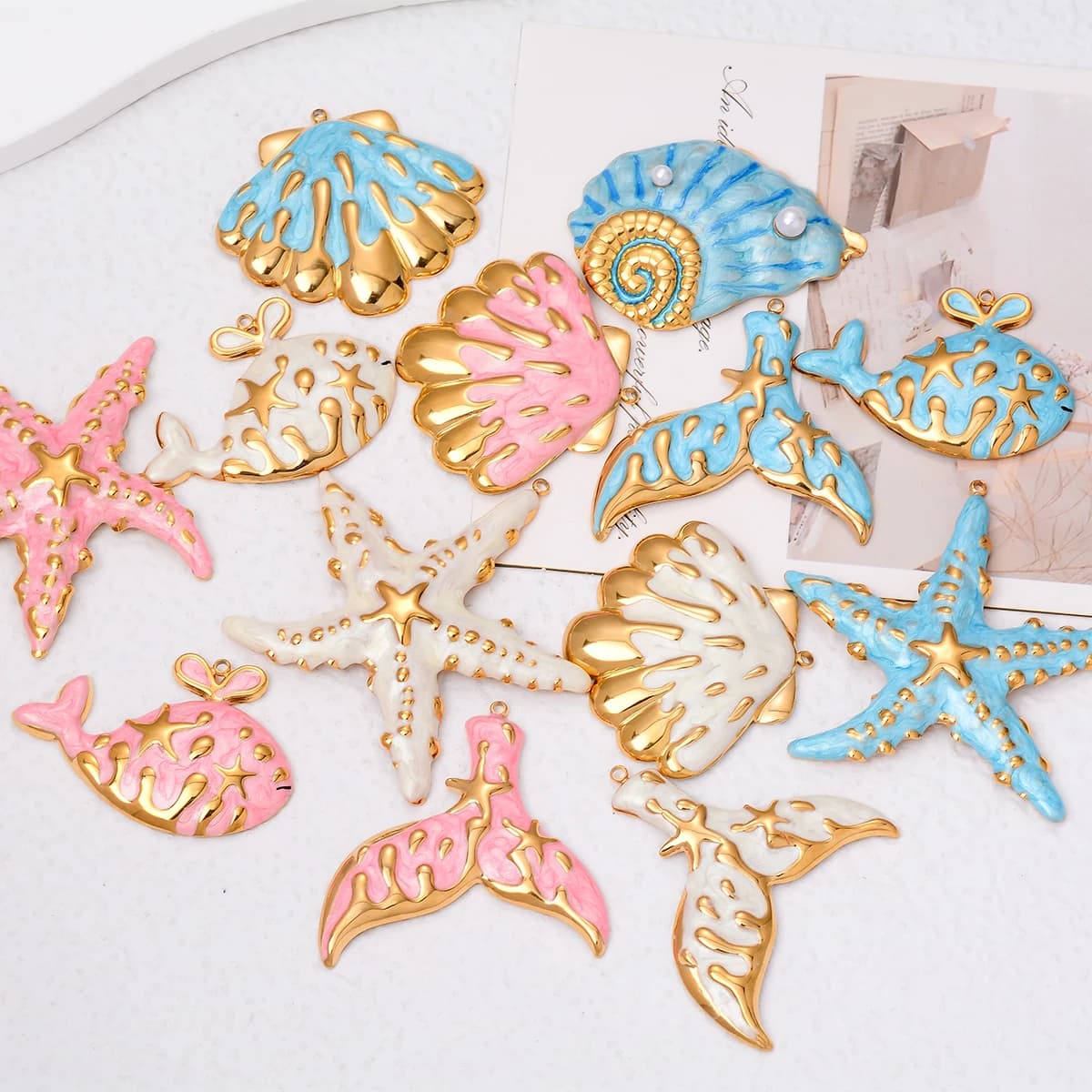 Conjunto de pingentes esmaltados coloridos com tema marinho incluindo baleia, conchas e estrela do mar