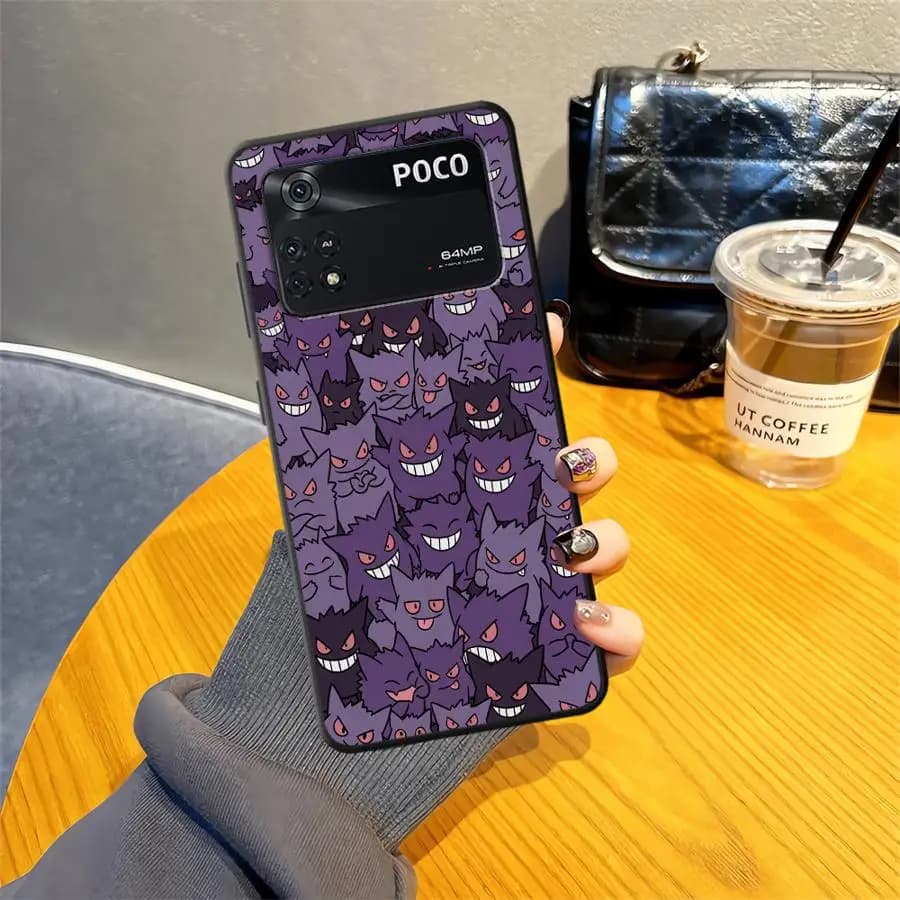 Capa de telefone Xiaomi com design de Pokémon em cores neon e Gengar em destaque