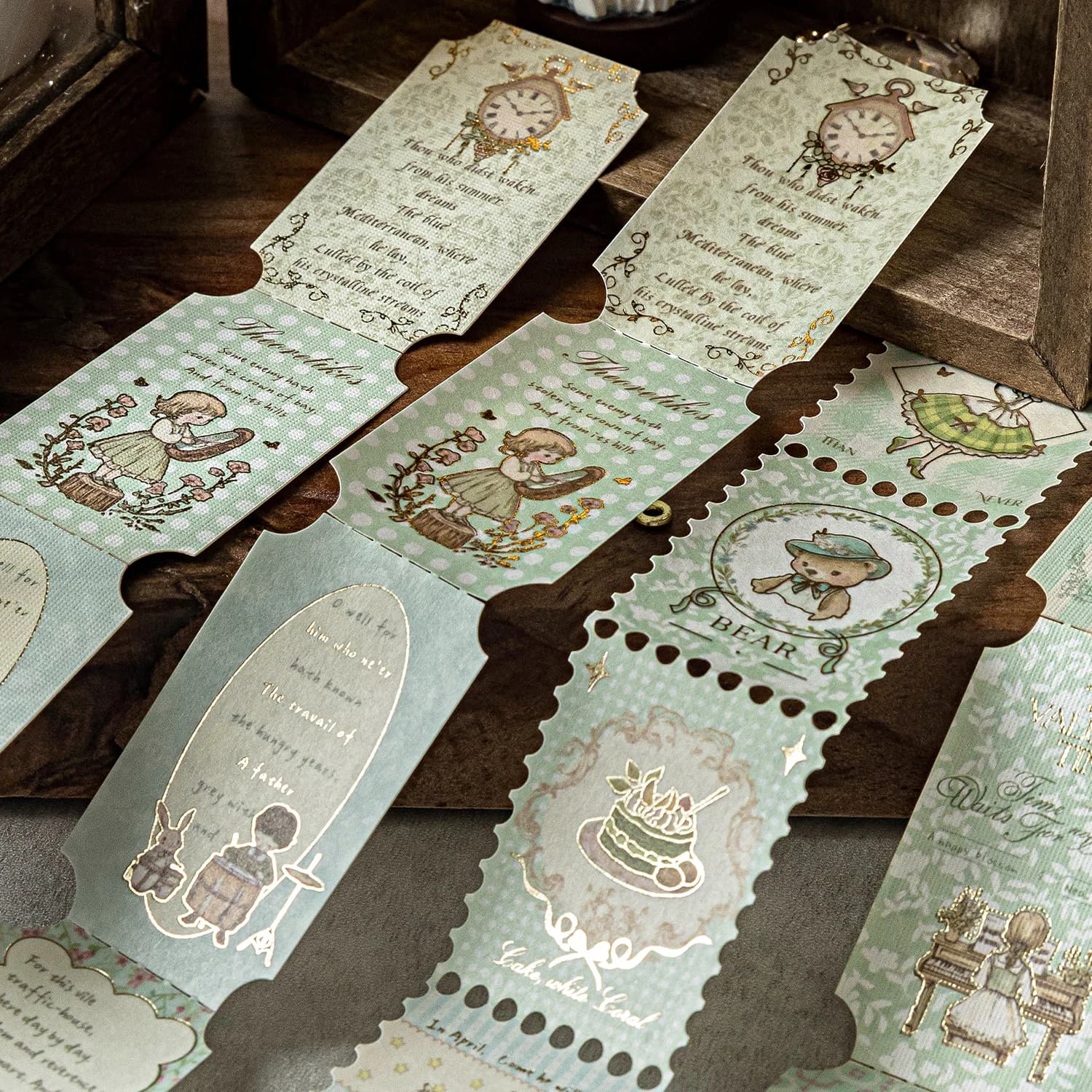 Bilhetes adesivos vintage azul claro para scrapbooking com detalhes dourados e ilustrações delicadas