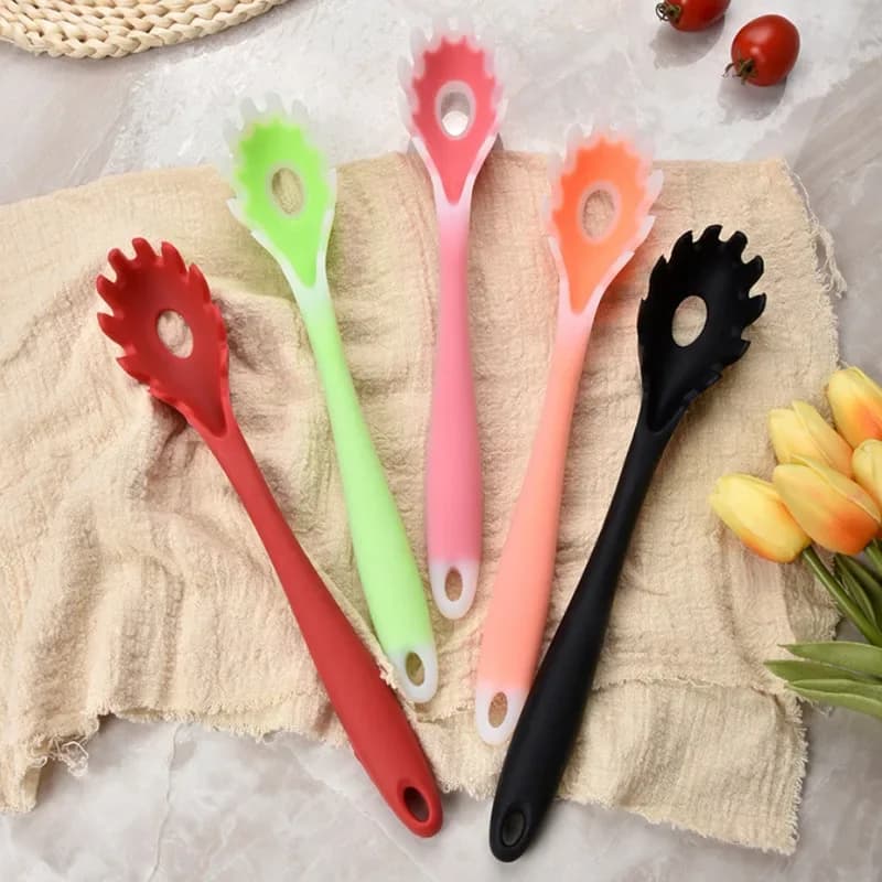 Coadores de macarrão de silicone com alça longa em cores variadas - azul, laranja, verde, vermelho e branco.
