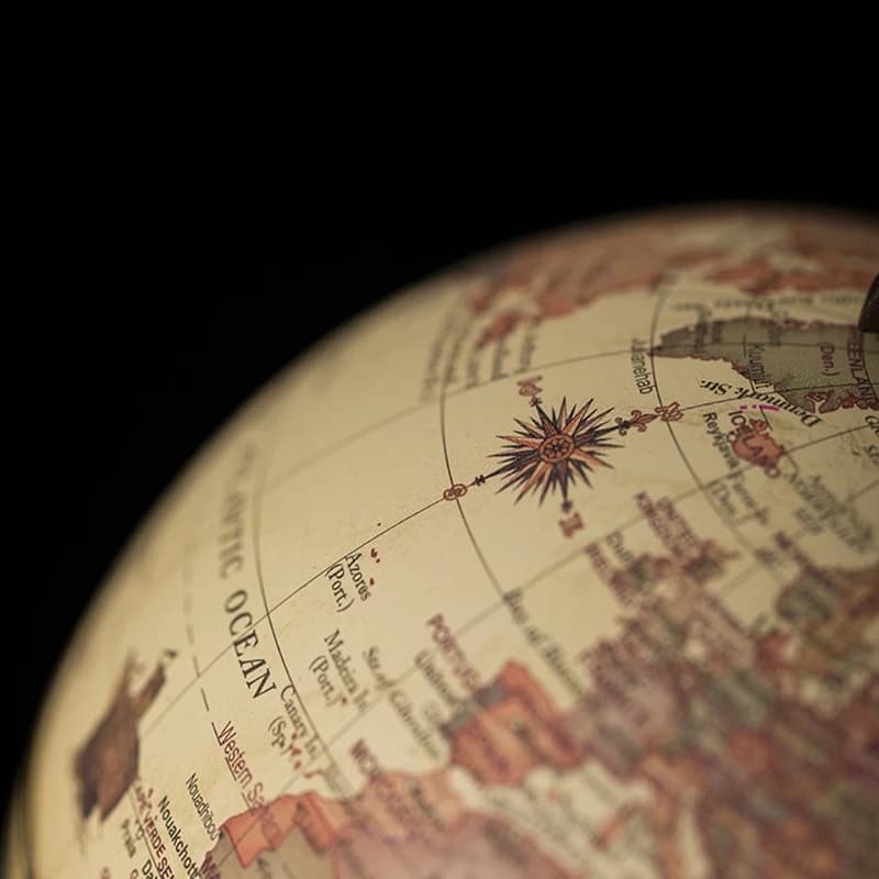 Globo terrestre vintage com mapa mundi detalhado em cores sépia e rosa antigo