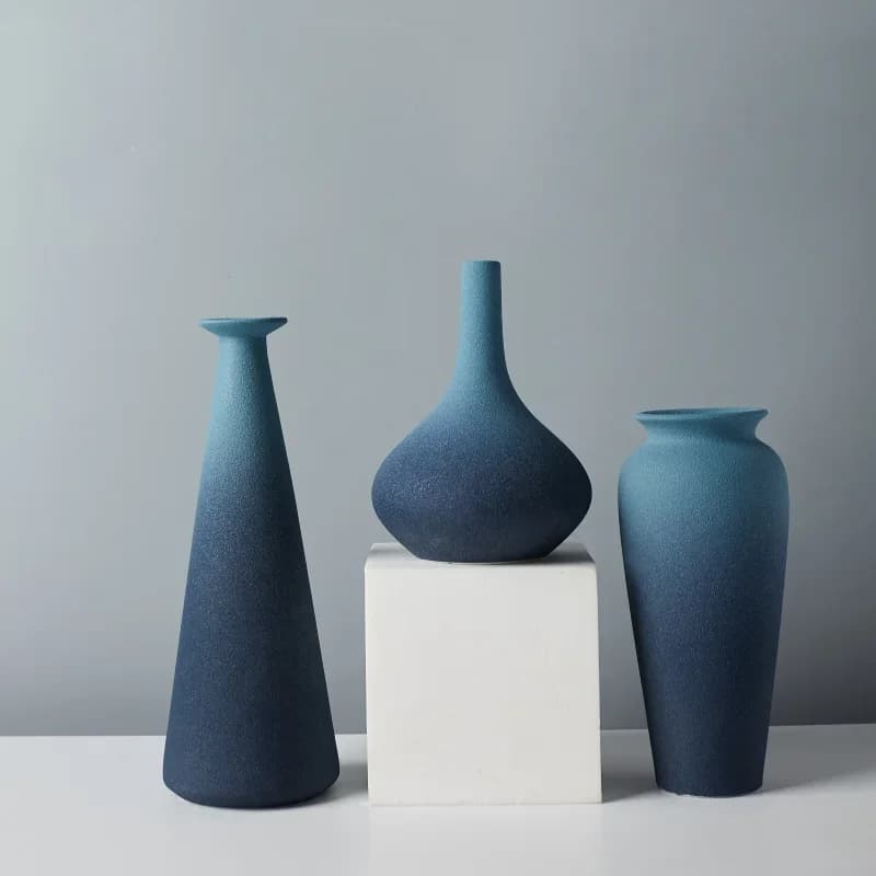 Vasos de cerâmica azul estilo minimalista e vintage