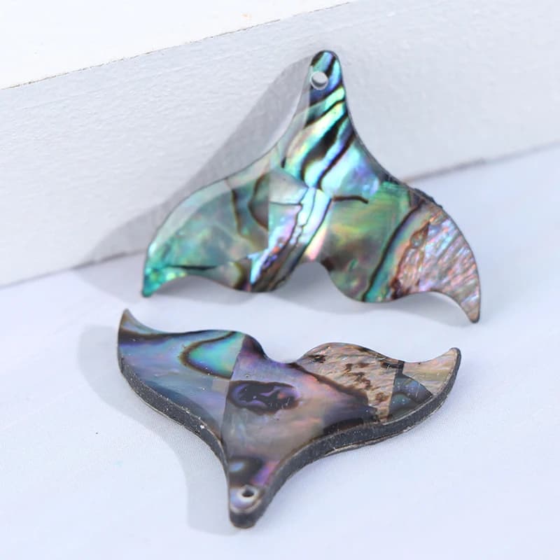 Pingentes cauda de peixe madrepérola azul e verde com furo para colar e chaveiro 20x25mm
