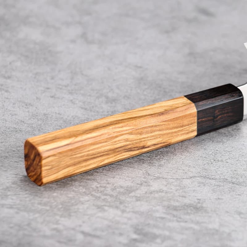 Cabo da faca Kiritsuke em madeira de oliveira com acabamento natural e detalhe escuro na base