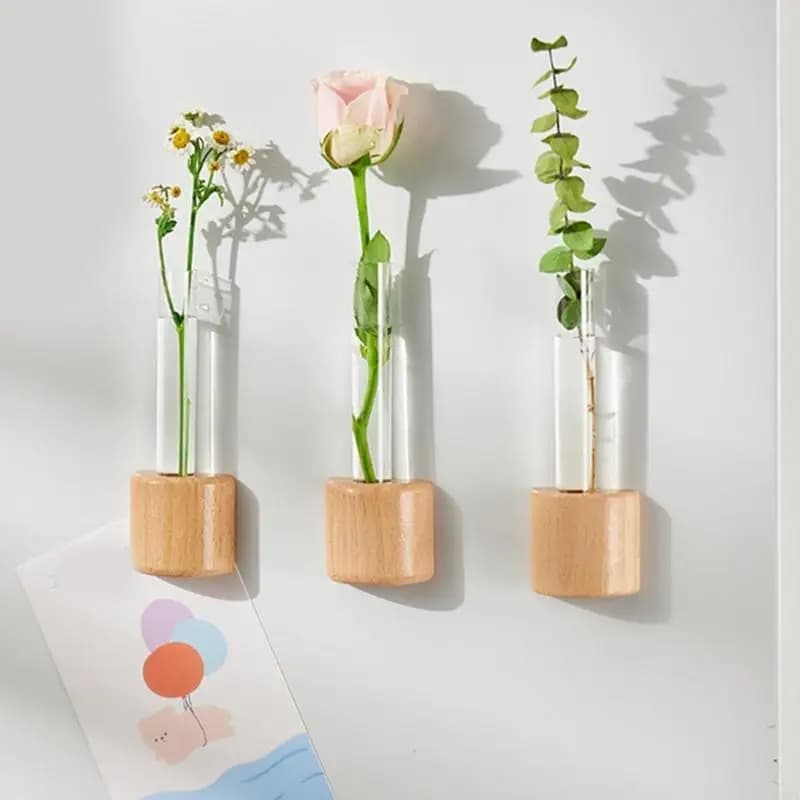 Três vasos de vidro com base de madeira para exibição de flores e plantas