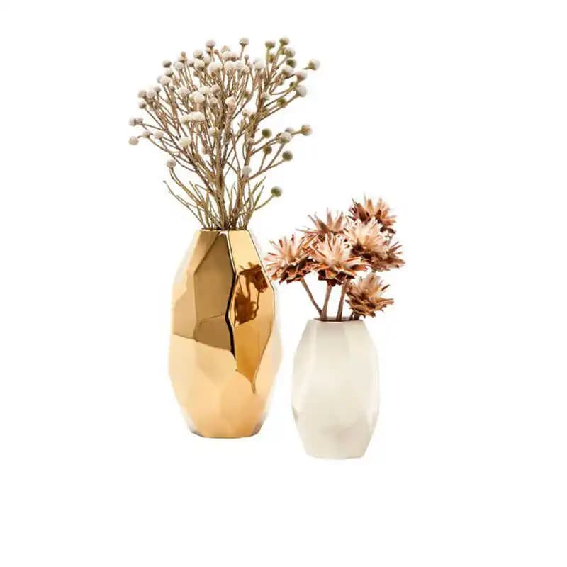 Vasos decorativos de ouro estilo minimalista com flores brancas e marrons