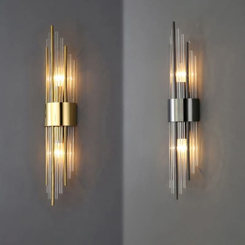 Luminária de parede moderna dourada e prata com vidro transparente, iluminação interna.