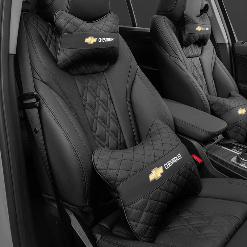 Almofadas de apoio para cabeça e lombar Chevrolet em carro com interior preto
