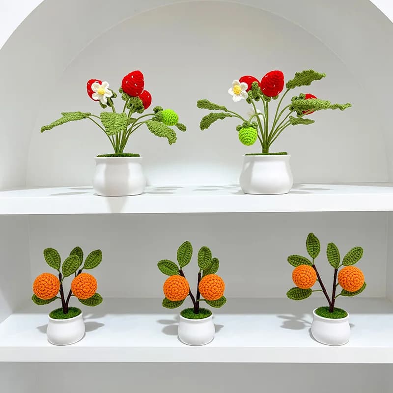 Plantas artificiais de morango em vasos brancos em uma cesta de vime
