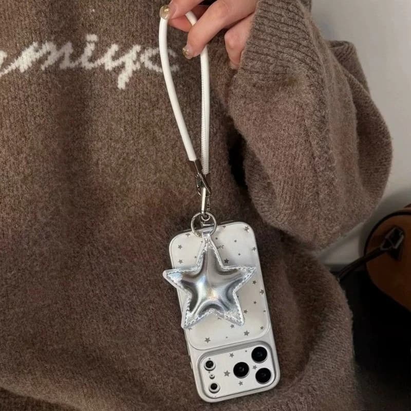 Capa branca para celular Xiaomi Poco F8 com estampa de estrelas e cordão com pingente de estrela prateada
