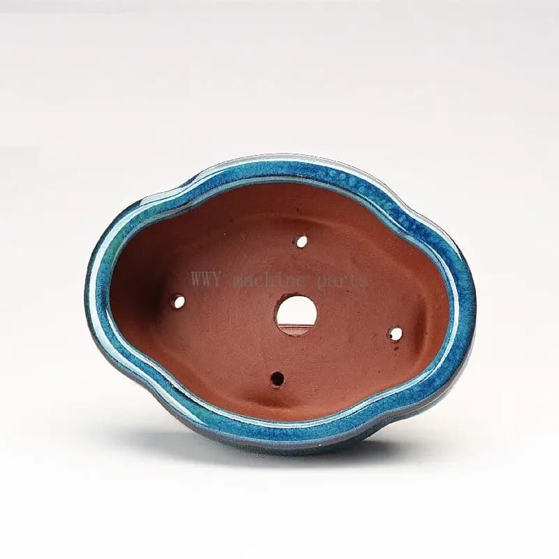 Vista superior do vaso bonsai cerâmico marrom com bordas azuis e furos para drenagem