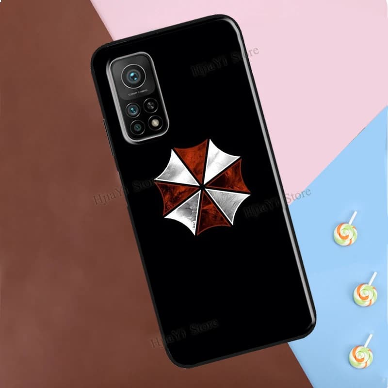 Capa preta para Xiaomi Poco com logo Umbrella Corporation vermelho e branco centralizado