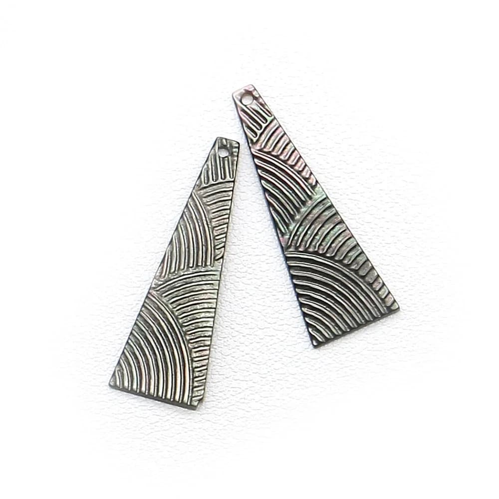 Pingentes de pérolas e conchas com designs geométricos e florais, cinza e verde, para fazer jóias DIY.