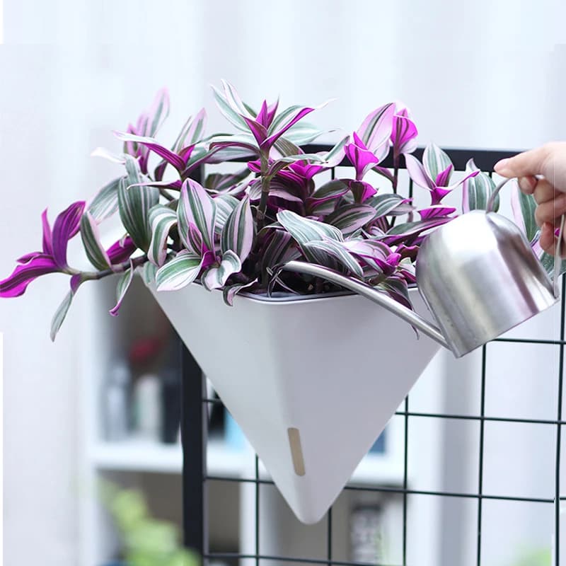 Vaso triangular montado na parede para plantas com sistema de auto-rega