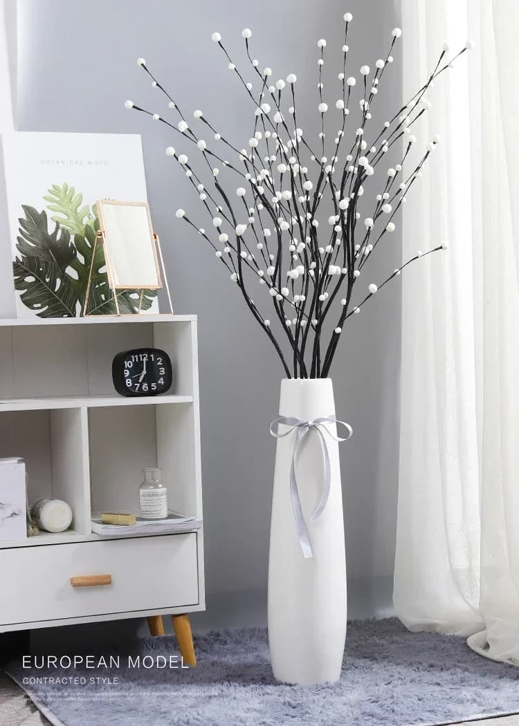 Vaso decorativo branco grande em cerâmica com fita cinza e galhos decorativos minimalista