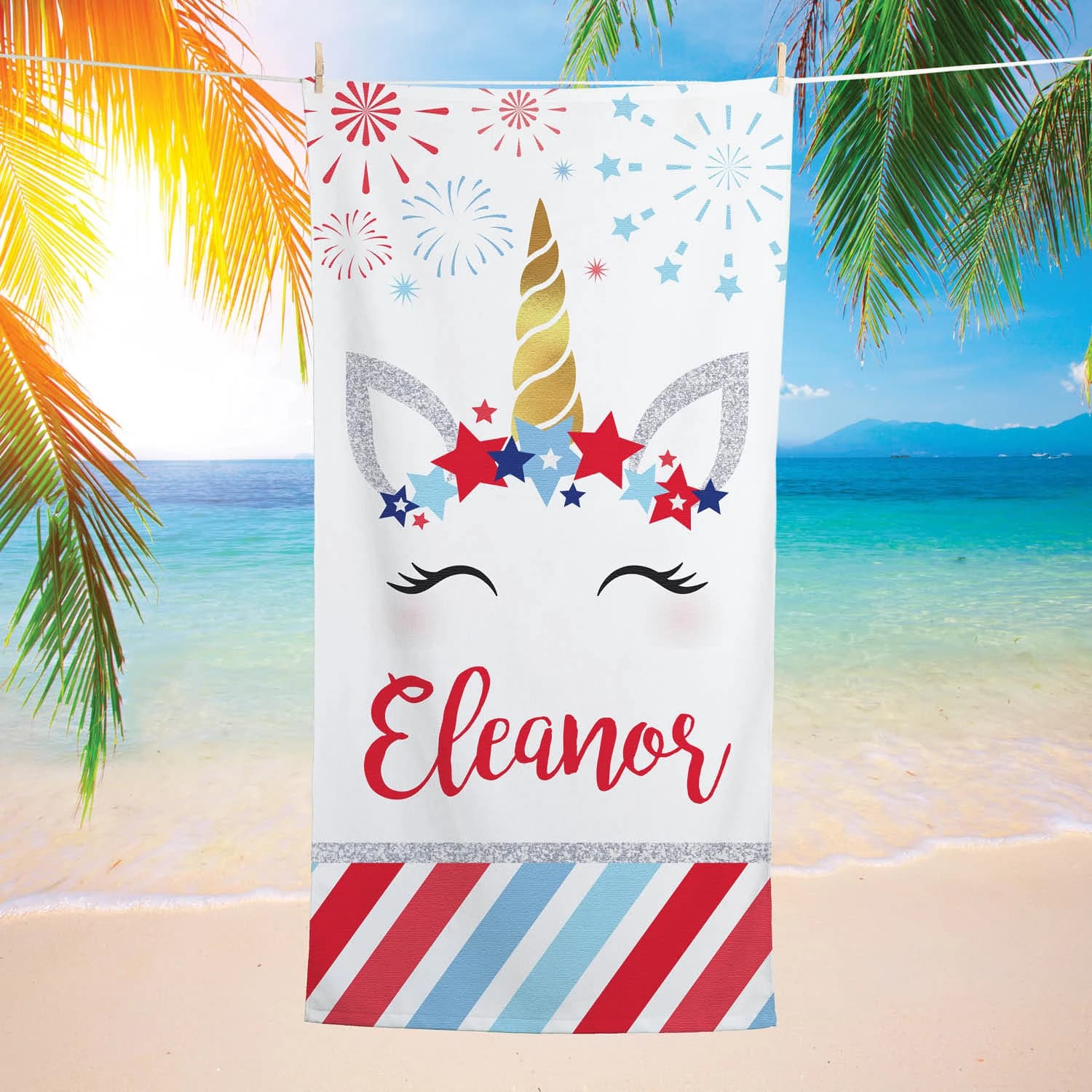 Toalha de banho branca personalizada com unicórnio e estrelas vermelhas e azuis com nome Eleanor em microfibra