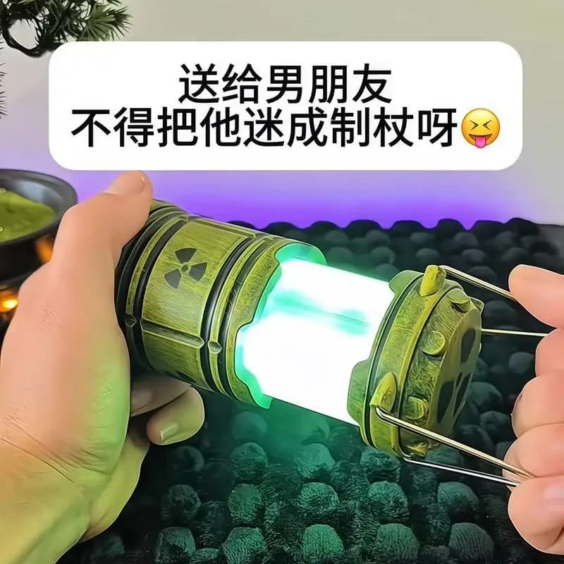 Lanterna artesanal amarela com iluminação branca brilhante e símbolo nuclear em metal