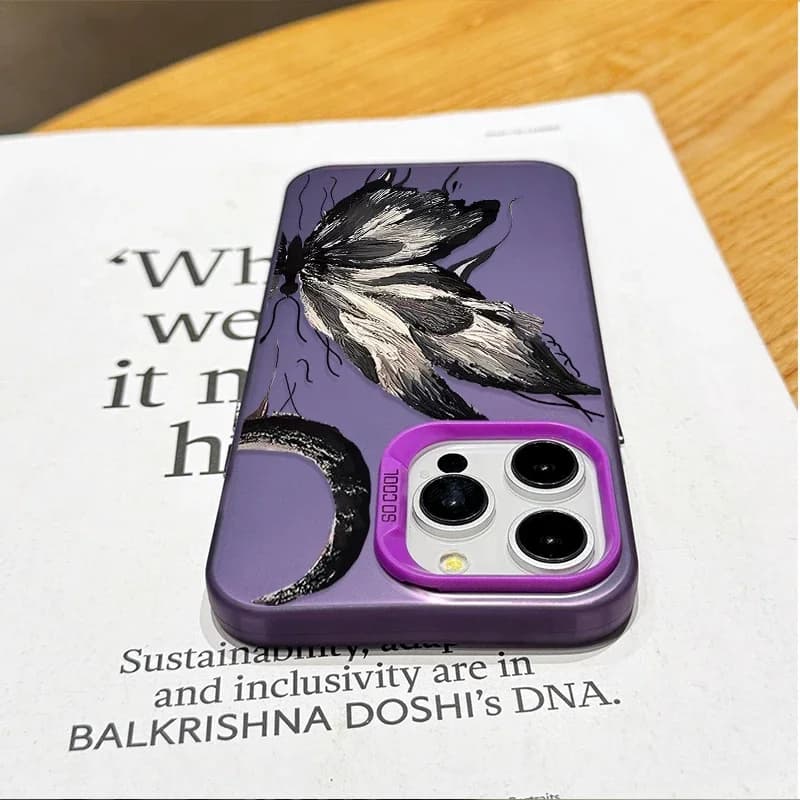 Capa rígida luxo para Xiaomi Redmi Note 13 roxa com desenho de borboleta preta e proteção para câmera