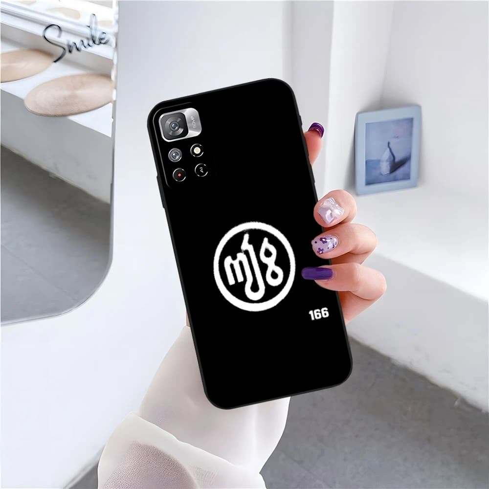 Capa preta Milo J para Xiaomi Poco com estampa logo branco cantor e número 166 traseira