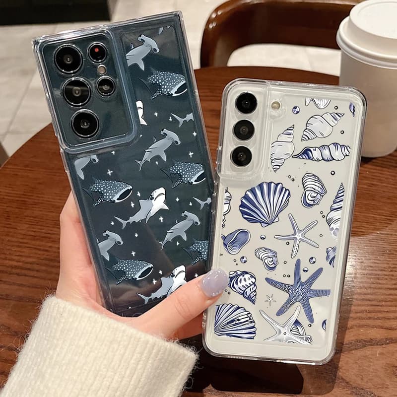 Capa de silicone transparente para smartphone com estampa de tubarões e conchas