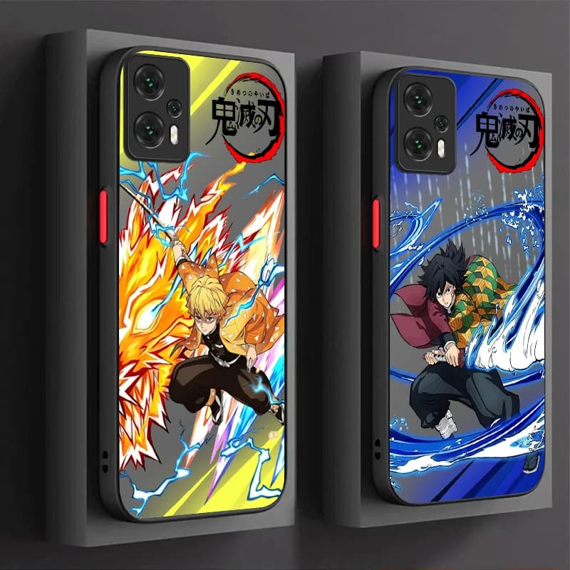 Capa protetora de anime para smartphone com personagens em poses dinâmicas, em vermelho e rosa.