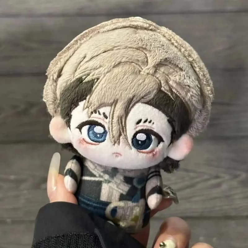 Boneca de pelúcia Gachiakuta Zanka de 10cm, com olhos azuis e casaco floral, ideal para decoração ou presente.