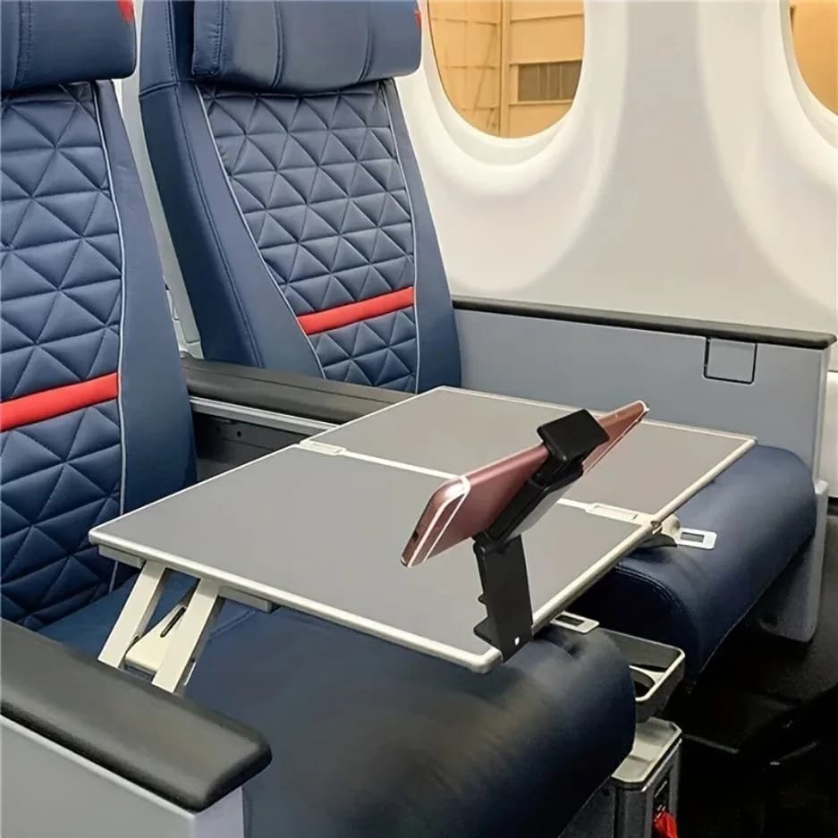 Suporte universal para celular preto preso em mesa de avião segurando smartphone rosa